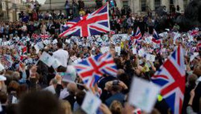 AC01. LONDRES (REINO UNIDO), 15/09/2014.- Un grupo de personas ondea banderas nacionales británicas mientras se reúne para manifestarse en favor del "NO" a tres días del referéndum para dedicir la posible independencia de Escocia, en la Plaza Trafalgar de Londres (Reino Unido) hoy, lunes 15 de septiembre de 2014. Los manifestantes favorables a la unión corearon el lema "Nosotros decimos que no" y mostraron su apoyo a la campaña "Better Together" (Mejor juntos), que aglutina a los tres principales partidos británicos -conservadores, laboristas y liberaldemócratas-, contrarios a la escisión. EFE/ANDREW COWIE