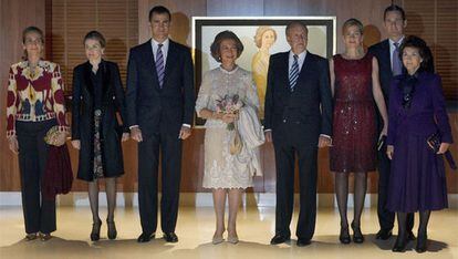 De izquierda a derecha, la infanta Elena, los Príncipes de Asturias, los Reyes, los Duques de Palma y Paloma O'Shea, directora de la Fundación Albéniz; posan ante los medios en la inauguración del Auditorio de Madrid, que ha coincidido con el 70 cumpleaños de doña Sofía.