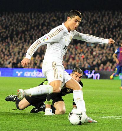 Cristiano Ronaldo regatea a Pinto y se dispone a maracar un gol. Partido correspondiente al 25 de enero de 2012, que finalizó con un empate a 2.