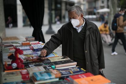 Una mesa de libros en plaza Catalunya en Barcelona, dos días antes de la 'diada' de Sant Jordi.