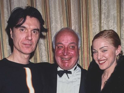 Seymour Stein, entre David Byrne y Madonna, en una imagen sin fechar.