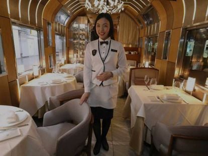 Una empleada del tren 'suite Shiki-shima', en el interior del exclusivo salón-comedor. En el vídeo, un recorrido por el tren.