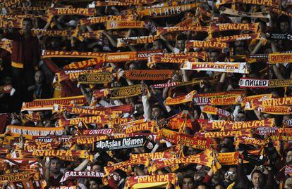Aficionados del Galatasaray animan a su equipo ante el Manchester United en el estadio Old Trafford.