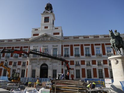 Operarios trabajan en las obras de la Puerta del Sol en Madrid, el pasado viernes.