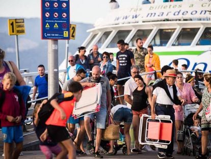 Pasajeros en la zona de embarque del puerto de Vigo, desde donde salen los barcos con destino a las Islas Cíes.