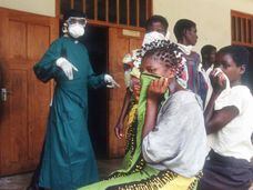 Residentes en Kikwit (Zaire) se cubren la cara para protegerse del ébola, en 1995.