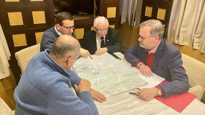 Desde la izquierda, el primer ministro esloveno Janez Jansa, el primer ministro polaco, Mateusz Morawiecki, su vice primer ministro y líder del partido ultraconservador Ley y Justicia, Jaroslaw Kaczynski y el primer ministro checo, Petr Fiala.