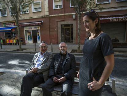 Laura de Andr&eacute;s, el abogado del caso Jos&eacute; Molina (i) y el presidente de la asociaci&oacute;n de vecinos, Antonio Silva (c), en la calle Cad&iacute; esta semana.
