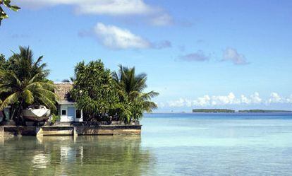 Un muro de hormigón protege la casa de la imagen de la subida del nivel del mar en la isla de Tokelau (Nueva Zelanda). Tokelau es un apartado territorio neozelandés de cerca de 1.400 habitantes situado en medio del Pacífico y a solo cinco metros por encima del nivel del mar.