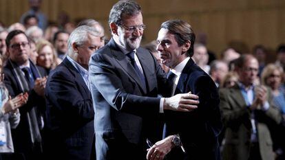 Mariano Rajoy, con José María Aznar, en la convención nacional del PP celebrada el 23 de enero de 2015.