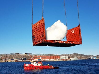 Cosecha de hielo en el puerto de Nuuk, en Groenlandia.