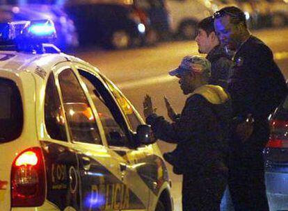Una patrulla de agentes del Cuerpo Nacional de Policía para el viernes por la noche a tres inmigrantes junto a la estación de Oporto.