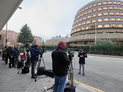 Varios trabajadores de medios de comunicación, este lunes frente a la sede del Tribunal Constitucional en Madrid.