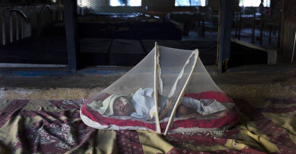Un niño sufriendo de malnutrición protegido por una mosquitera en el sur de Sudán.