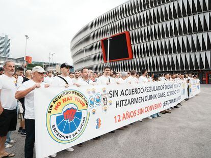 Agentes de la Ertzaintza vestidos de blanco se concentran este lunes en la explanada de San Mamés en una protesta para exigir mejoras laborales.