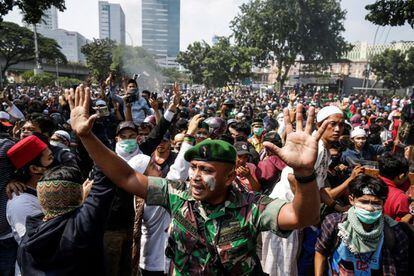 Un soldado del ejército indonesio pide calma a la multitud durante los disturbios frente al edificio de la Junta de Supervisión de Elecciones (Bawaslu) tras el anuncio de los resultados de las elecciones presidenciales, este miércoles.