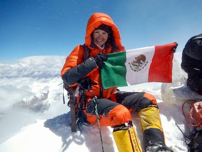 Viridiana Álvarez, alpinista mexicana, en la cumbre del Everest.