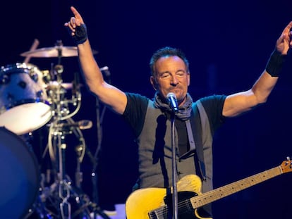 Bruce Springsteen, durante un concierto en Par&iacute;s.  