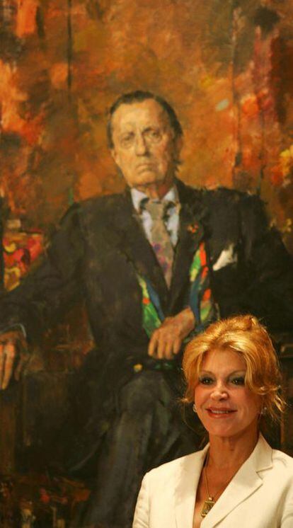 Carmen Thyssen junto a un retrato del barón.