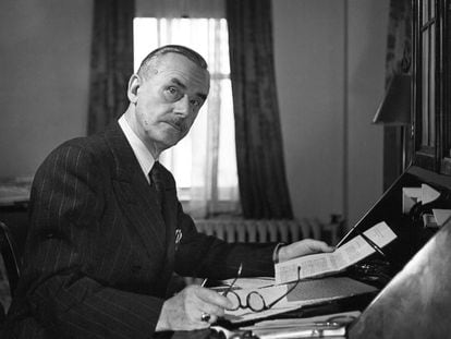 Portrait of German author Thomas Mann (1875 - 1955) as he sits at his desk, a piece of paper in one hand and his glasses in the other, New York, New York, 1943. (Photo by Fred Stein Archive/Archive Photos/Getty Images)