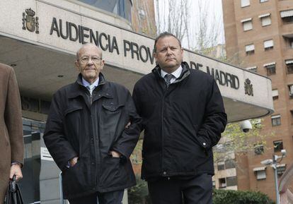 Simón Viñals, responsable médico del botiquín del Madrid Arena, junto a su hijo Carlos.