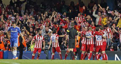 Los jugadores del Atlético celebran el gol de Adrián