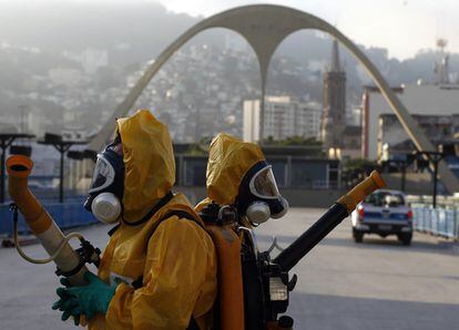 Agentes de la Secretaría Municipal de Salud de Río de Janeiro desinfectaron las instalaciones del Sambódromo, donde a partir del 5 de febrero se comenzaran los desfiles del Carnaval carioca.