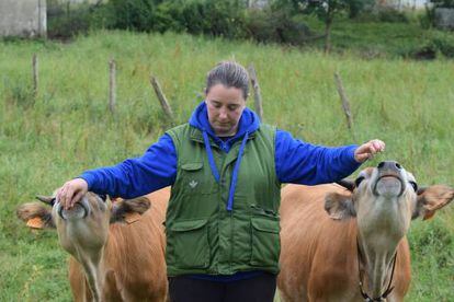 Judith Navaes y dos de sus vacas