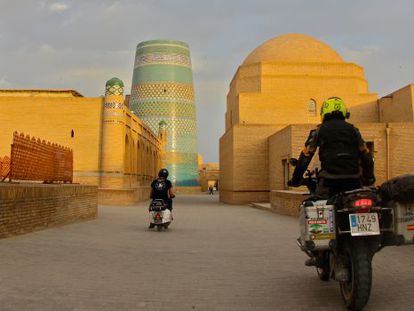 En moto por el recinto amurallado de Khiva (Uzbekistán).