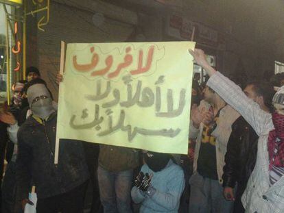 Manifestantes con una pancarta que dice: &ldquo;Sergu&eacute;i Lavrov, ministro de Exteriores de Rusia, no eres bienvenido&rdquo;, el martes en Damasco. 