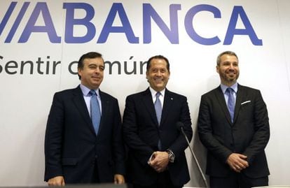 El vicepresidente de Abanca, Juan Carlos Escotet (centro); el consejero delegado de la entidad, Francisco Botas (izquierda), y el director financiero, Alberto de Francisco.