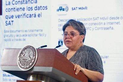 Raquel Buenrostro, jefa del Sistema de Administración Tributaria (SAT), durante una conferencia de prensa en Palacio Nacional, el 8 de julio de 2022.