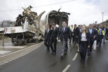 Rajoy, al d&iacute;a siguiente del accidente, acompa&ntilde;ado por Alberto N&uacute;&ntilde;ez Feij&oacute;o y Ana Pastor