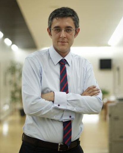 Eduardo Madina posa en los pasillos del Congreso de los Diputados, en Madrid.