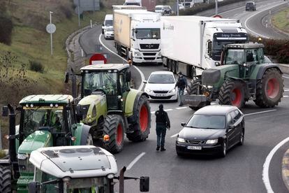 Tractores bloquean una de las entradas a Pamplona (Navarra), este martes. 