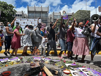 Un grupo de indígenas hondureños celebra, a principios de julio, la condena de David Castillo, presidente de Desarrollos Energéticos S.A (DESA), por el asesinato de Berta Cáceres, líder ambientalista.