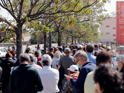 Largas colas en el hospital de campaña ubicado junto a La Fe de Valencia este martes.