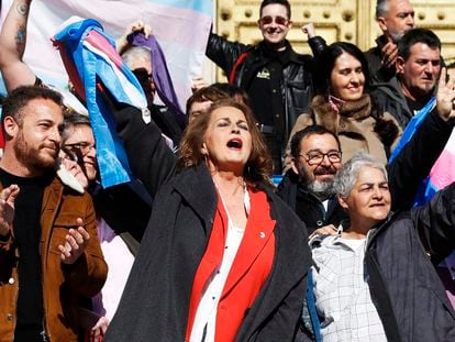 Carla Antonelli (centro) celebra la aprobación de la 'ley trans' este jueves las escalinatas del Congreso de los Diputados.