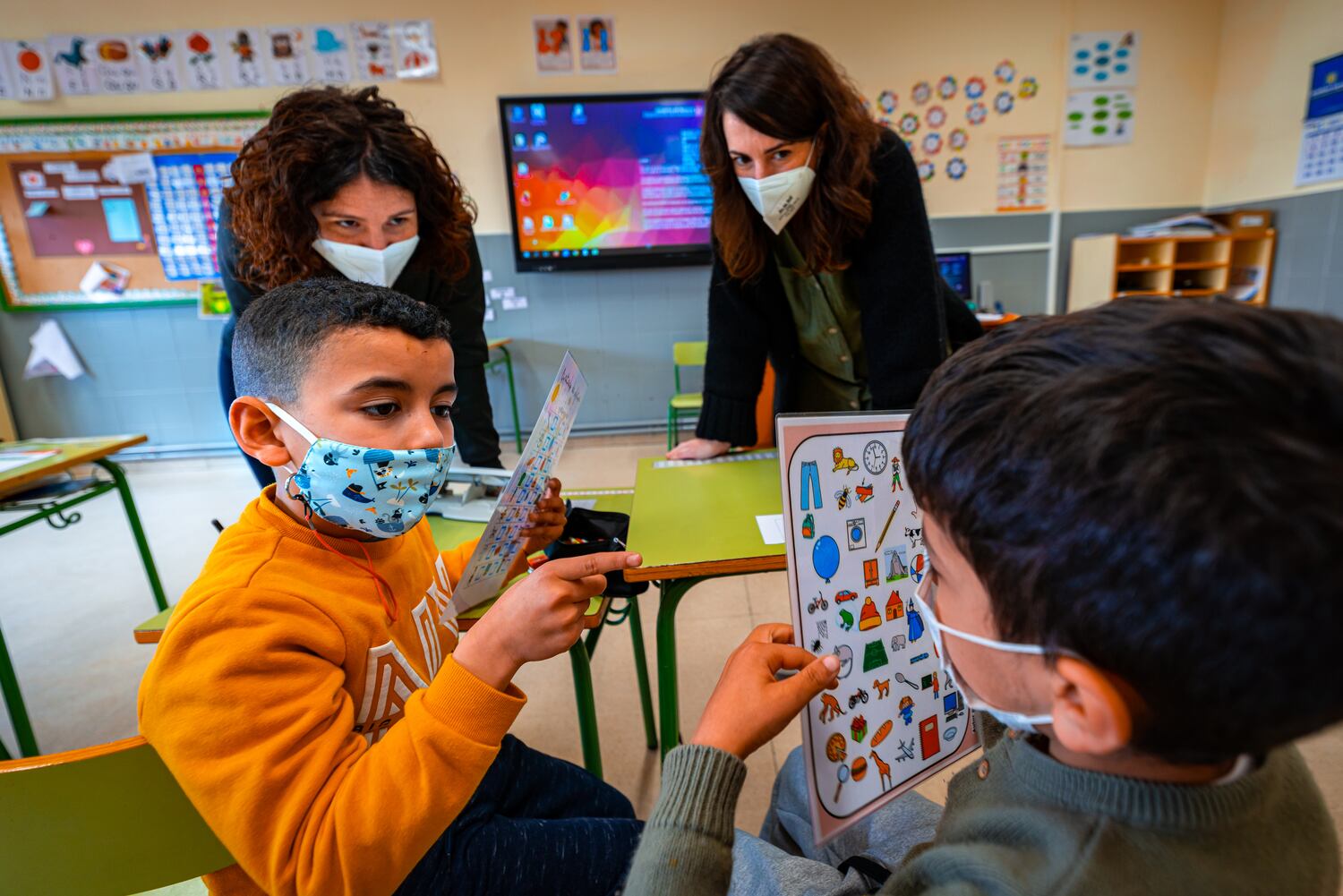 Alumnos del colegio público Doña Álvara Álvarez, en Falces (Navarra), con sus dos maestras. 