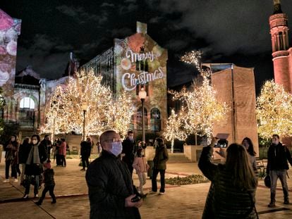 El recinto histórico de Sant Pau, decorado con las luces de Navidad este lunes.