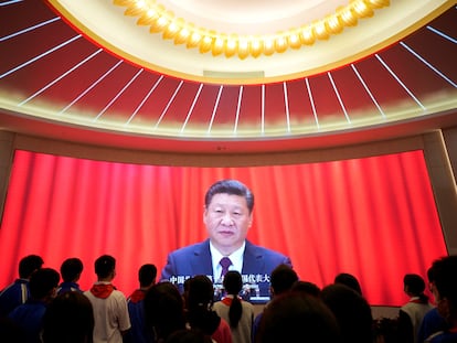 Estudiantes observaban el viernes la imagen del presidente de China, Xi Jinping, en una pantalla del centro conmemorativo del primer congreso del PCCH, en Shanghái.