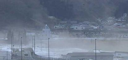 El tsunami se lleva edificios a través de las aguas en la ciudad de Kamaishi