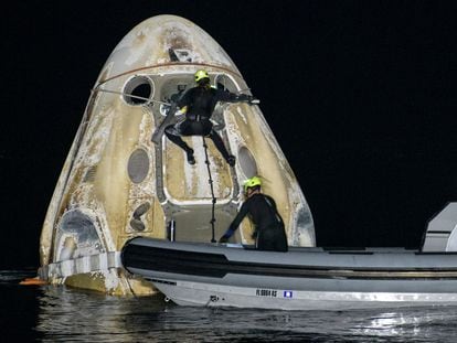 Un equipo de apoyo recibe a la cápsula Resiliencia en aguas del Golfo de México, con cuatro astronautas a bordo este domingo.