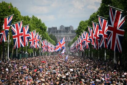 Miembros del público llenan The Mall antes de una exhibición aérea durante el desfile Trooping the Color en celebración del Jubileo de Platino de la Reina Isabel de Gran Bretaña, en Londres, Gran Bretaña, el 2 de junio de 2022.