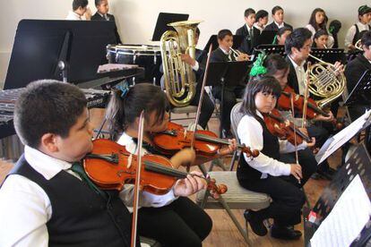 Niños ensayan en una sesión de la orquesta, en Tijuana