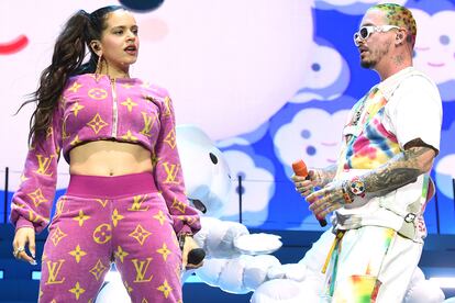 Después de triunfar con su primer concierto en Coachella, Rosalía volvió a subirse al escenario en la segunda jornada del festival para acompañar al colombiano J Balvin. Juntos interpretaron su última colaboración, Con Altura.