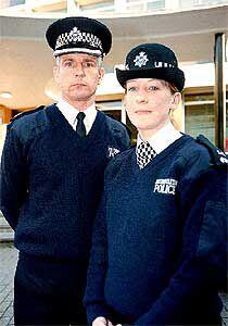 Brian Paddick, a la izquierda, con una agente de Scotland Yard.