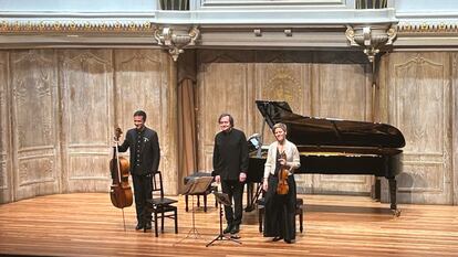El violonchelista Jean-Guihen Queyras, el pianista Pierre-Laurent Aimard (en el centro) y la violinista Isabelle Faust, ayer viernes en Bilbao.