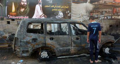 Un veh&iacute;culo calcinado en el atentado de este domingo en Bagdad. 