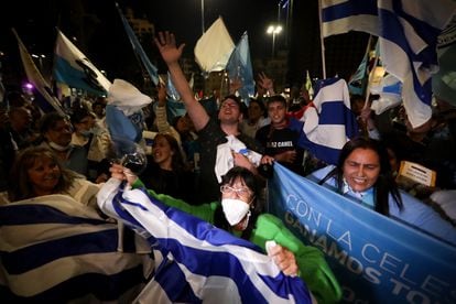 Simpatizantes del presidente Luis Lacalle Pou celebran el triunfo del "no" en el referendo celebrado este domingo 27 de marzo en Uruguay.